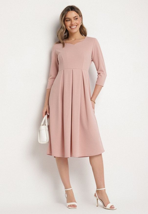 Born2be - Jasnoróżowa Rozkloszowana Sukienka z Rękawem 3/4 Nomiel. Okazja: na co dzień. Typ kołnierza: dekolt w kształcie V. Kolor: różowy. Typ sukienki: rozkloszowane. Styl: casual, elegancki, klasyczny