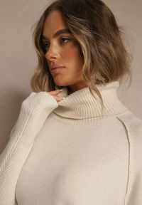 Renee - Beżowy Golf z Domieszką Kaszmiru o Prostym Kroju Zoirsova. Okazja: na co dzień. Typ kołnierza: golf. Kolor: beżowy. Materiał: kaszmir. Długość rękawa: długi rękaw. Długość: długie. Styl: casual, elegancki #2