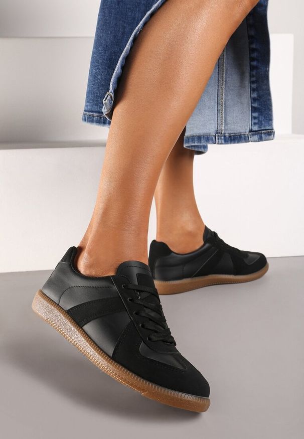 Born2be - Czarne Sznurowane Sneakersy na Płaskiej Podeszwie z Ozdobnymi Elementami z Ekoskóry Eladora. Okazja: na spotkanie biznesowe, do pracy, na co dzień. Zapięcie: sznurówki. Kolor: czarny. Materiał: materiał, jeans. Obcas: na płaskiej podeszwie