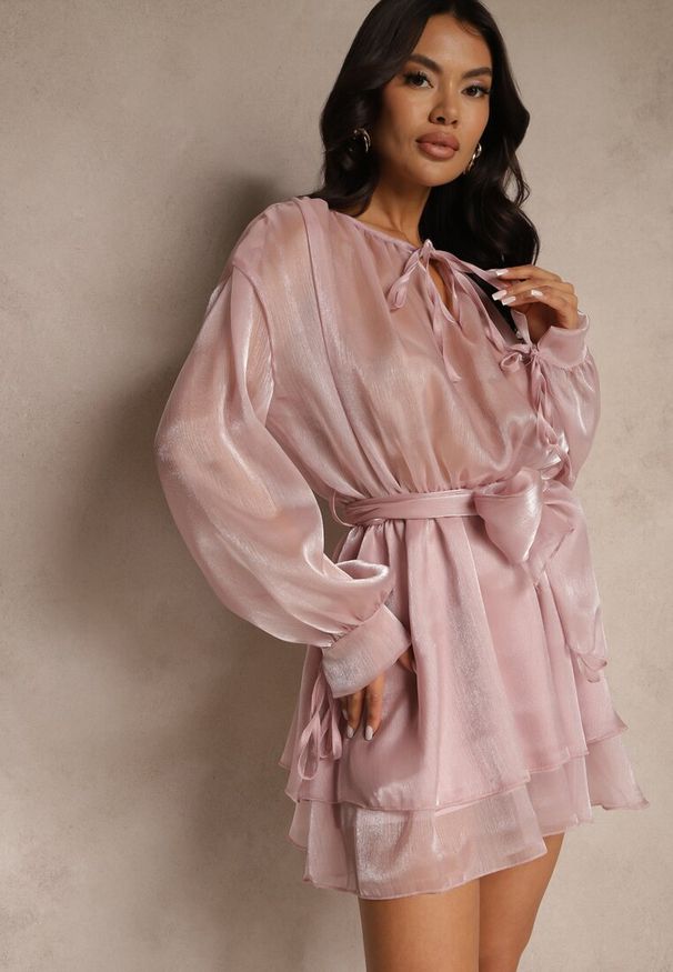 Renee - Różowa Rozkloszowana Sukienka z Paskiem i Wiązaniem Savare. Kolor: różowy. Styl: klasyczny