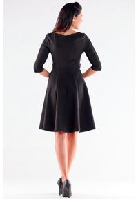 Awama - Elegancka sukienka rozkloszowana z ozdobnymi guzikami czarna. Okazja: do pracy. Kolor: czarny. Styl: elegancki #3
