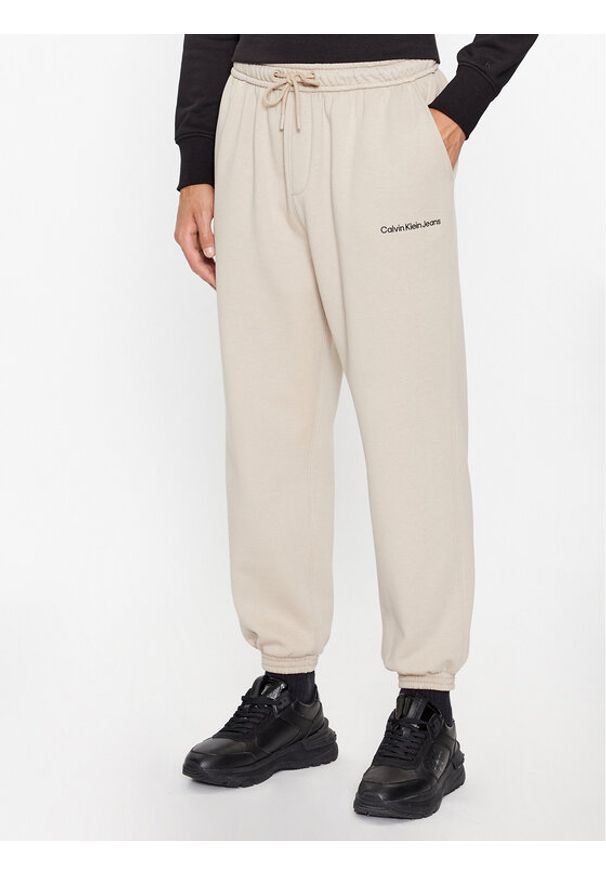 Calvin Klein Jeans Spodnie dresowe J30J322925 Écru Relaxed Fit. Materiał: syntetyk