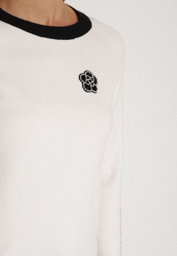 Born2be - Biały Sweter Ozdobiony Paskami i Aplikacją Tusanne. Okazja: na co dzień. Kolor: biały. Materiał: jeans. Wzór: aplikacja. Styl: casual, elegancki