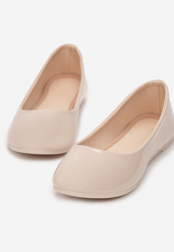 Renee - Beżowe Balerinki Nysaxise. Nosek buta: okrągły. Kolor: beżowy. Materiał: lakier. Wzór: jednolity. Obcas: na płaskiej podeszwie
