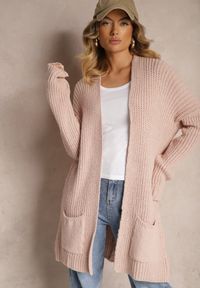 Renee - Jasnoróżowy Długi Kardigan Bez Zapięć z Obniżoną Linią Ramion i Kieszeniami Viatha. Okazja: na co dzień. Kolor: różowy. Materiał: jeans. Długość rękawa: na ramiączkach. Długość: długie. Styl: elegancki, casual #3