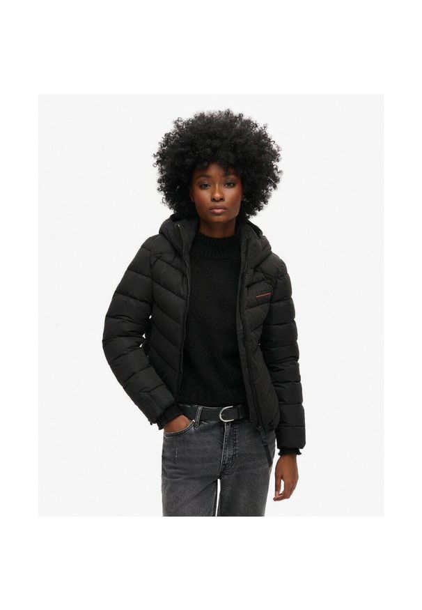 Superdry - Kurtka pikowana z kapturem z mikrofibry SUPERDRY.. Typ kołnierza: kaptur. Kolor: czarny. Materiał: mikrofibra. Długość rękawa: długi rękaw. Styl: elegancki