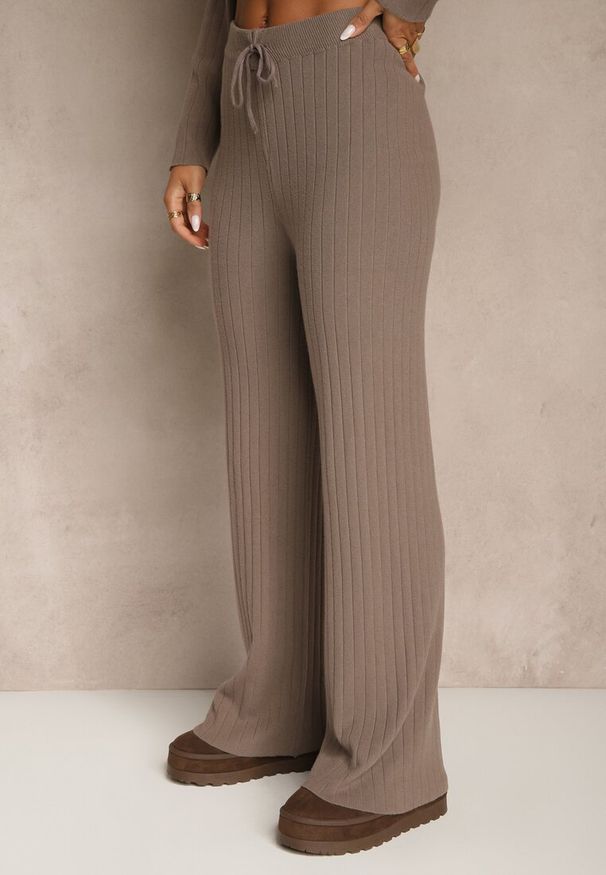 Renee - Ciemnobeżowy Komplet z Dzianiny z Bawełną Spodnie Wide Leg i Sweter Lanneia. Kolekcja: plus size. Kolor: beżowy. Materiał: bawełna, dzianina