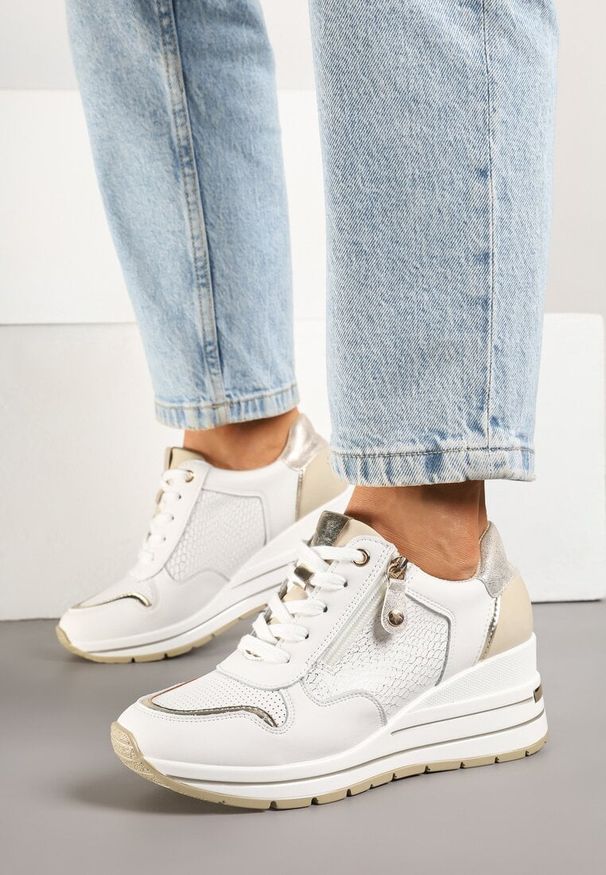Renee - Białe Metaliczne Sneakersy ze Skóry Naturalnej na Koturnie z Ozdobnym Suwakiem Tarivone. Kolor: biały. Materiał: skóra. Obcas: na koturnie