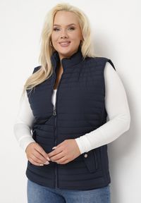 Born2be - Granatowa Kamizelka Pikowana z Kieszeniami na Klapy Nivafa. Okazja: na co dzień. Kolor: niebieski. Styl: casual #6