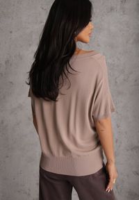 Renee - Brązowa Bluzka z Wiskozą i Dekoltem w Serek o Kroju Typu Nietoperz Haidare. Okazja: na co dzień. Typ kołnierza: dekolt w serek. Kolor: brązowy. Materiał: wiskoza. Styl: casual #5