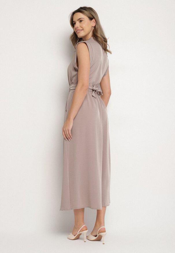 Born2be - Brązowa Sukienka Koszulowa o Rozkloszowanym Kroju z Wiązaniem w Pasie Mavirielle. Okazja: na co dzień. Typ kołnierza: dekolt w serek. Kolor: brązowy. Materiał: skóra. Długość rękawa: długi rękaw. Typ sukienki: koszulowe. Styl: casual, elegancki