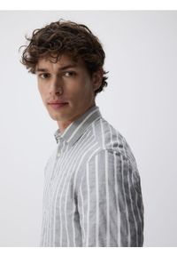 Reserved - Koszula regular z bawełny egipskiej - jasnoszary. Kolor: szary. Materiał: bawełna #1