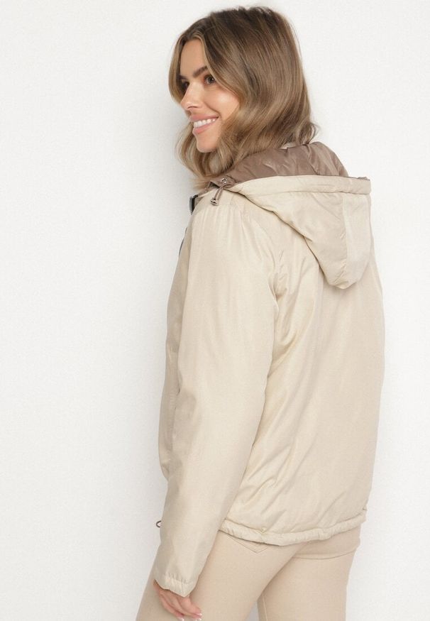 Born2be - Beżowo-Brązowa Pikowana Kurtka o Dwustronnym Kroju z Odpinanym Kapturem Zeorina. Okazja: na co dzień. Kolor: brązowy. Materiał: jeans. Wzór: gładki. Styl: casual, elegancki