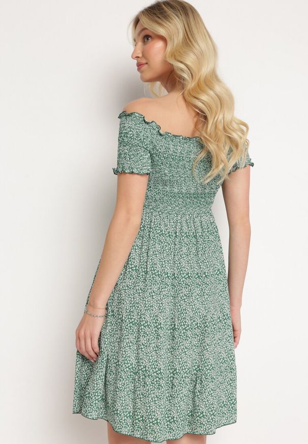 Born2be - Zielona Bawełniana Sukienka Typu Hiszpanka z Górą Marszczoną Gumkami z Falbanką Herira. Okazja: na spacer, na co dzień. Typ kołnierza: dekolt hiszpanka. Kolor: zielony. Materiał: bawełna. Długość rękawa: krótki rękaw. Typ sukienki: proste, dopasowane. Styl: casual, klasyczny