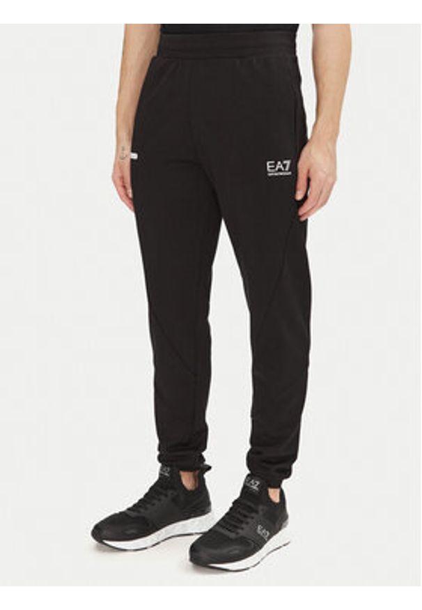 EA7 Emporio Armani Dres 7M000130 AF12501 UC001 Czarny Regular Fit. Kolor: czarny. Materiał: syntetyk