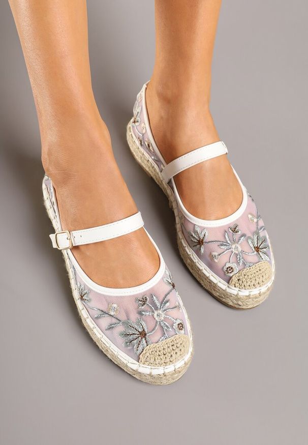 Renee - Białe Espadryle z Siateczki na Plecionej Podeszwie Zdobione Haftem Evelritia. Okazja: na co dzień. Zapięcie: pasek. Kolor: biały. Materiał: jeans, materiał. Wzór: haft, aplikacja. Styl: elegancki, casual