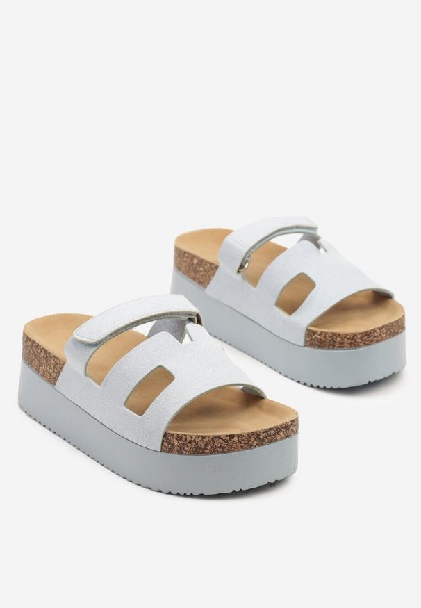 Renee - Niebieskie Klapki na Platformie Ozdobione Wycięciami Velvesia. Okazja: na co dzień. Kolor: niebieski. Materiał: jeans. Wzór: aplikacja. Sezon: lato, wiosna. Obcas: na platformie. Styl: elegancki, casual