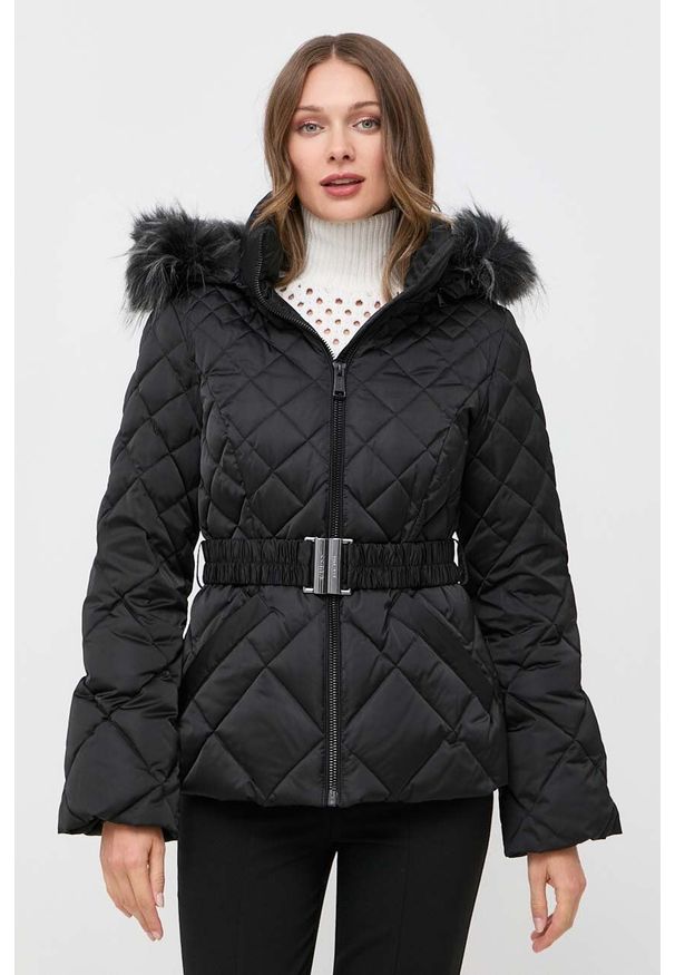 Guess kurtka puchowa damska kolor czarny zimowa. Kolor: czarny. Materiał: puch. Sezon: zima