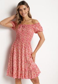 Born2be - Fuksjowa Sukienka Hiszpanka z Bawełny w Drobne Kwiatki Wietema. Okazja: na co dzień. Typ kołnierza: dekolt hiszpanka. Kolor: różowy. Materiał: bawełna. Wzór: kwiaty. Typ sukienki: z odkrytymi ramionami. Styl: casual #4