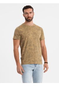 Ombre Clothing - Wzorzysta bawełniana męska koszulka z krótkim rękawem – oliwkowa V3 OM-TSFP-0223 - XXL. Okazja: na co dzień. Kolor: oliwkowy. Materiał: bawełna. Długość rękawa: krótki rękaw. Długość: krótkie. Wzór: nadruk. Styl: klasyczny, casual #4