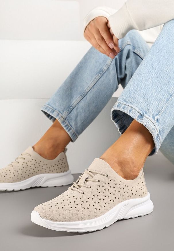 Born2be - Beżowe Sneakersy z Ażurową Elastyczną Cholewką Feniosse. Okazja: na co dzień. Kolor: beżowy. Materiał: jeans. Szerokość cholewki: normalna. Wzór: ażurowy