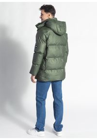Rains - Kurtka zimowa unisex zielona RAINS BOXY PUFFER PARKA. Okazja: na co dzień. Typ kołnierza: kołnierzyk stójkowy. Kolor: zielony. Materiał: polar, tkanina, puch, nylon, poliester. Sezon: zima. Styl: casual #3