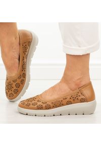 Camelowe skórzane baleriny damskie Filippo Dp7695/26. Okazja: na co dzień. Materiał: skóra. Sezon: wiosna, lato. Styl: casual #1