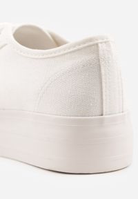 Born2be - Białe Klasyczne Trampki VICES w Stylu Basic Riovanna. Okazja: na co dzień. Kolor: biały. Materiał: jeans. Szerokość cholewki: normalna. Styl: klasyczny #4