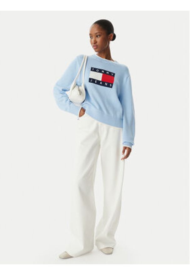 Tommy Jeans Sweter Intarsia Flag Badge DW0DW22316 Niebieski jasny Relaxed Fit. Kolor: niebieski. Materiał: bawełna