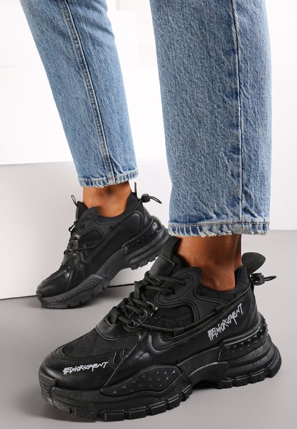 Renee - Czarne Sneakersy na Masywnej Podeszwie z Napisami Moisa. Okazja: na co dzień, na spotkanie biznesowe, do pracy. Nosek buta: okrągły. Zapięcie: sznurówki. Kolor: czarny. Wzór: napisy. Materiał: jeans, materiał. Sezon: jesień, wiosna. Obcas: na obcasie. Wysokość obcasa: niski