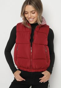 Born2be - Bordowa Pikowana Kamizelka z Ozdobną Podszewką Olianela. Okazja: na spacer, na co dzień. Kolor: czerwony. Materiał: jeans. Wzór: aplikacja. Styl: casual, elegancki #1