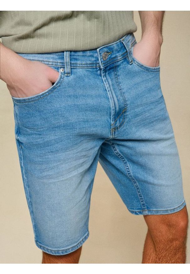 Sinsay - Jeansowe szorty slim fit z kieszeniami - niebieski. Kolor: niebieski. Materiał: jeans