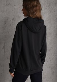 Renee - Granatowa Kangurka Bluza z Kapturem i Ściągaczem Saveria. Typ kołnierza: kaptur. Kolor: niebieski. Materiał: jeans. Styl: sportowy #3