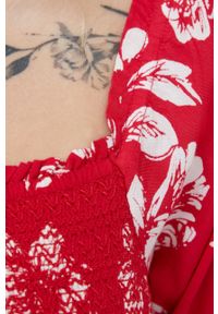 Superdry bluzka damska kolor czerwony w kwiaty. Typ kołnierza: dekolt hiszpanka. Kolor: czerwony. Materiał: materiał, wiskoza. Długość rękawa: krótki rękaw. Długość: krótkie. Wzór: kwiaty #3