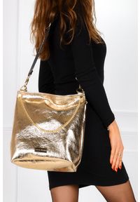 Laura Biaggi - Złota torebka błyszcząca lakierowana z ozdobnym łańcuszkiem laura biaggi jp53. Kolor: złoty. Materiał: lakierowane #2