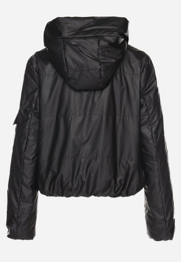 Born2be - Czarna Kurtka Wiatrówka z Kapturem i Gumką w Pasie Avelloti. Okazja: na co dzień, na spotkanie biznesowe, do pracy. Typ kołnierza: kaptur. Kolor: czarny. Materiał: jeans. Długość rękawa: długi rękaw. Długość: długie. Styl: casual, biznesowy, elegancki