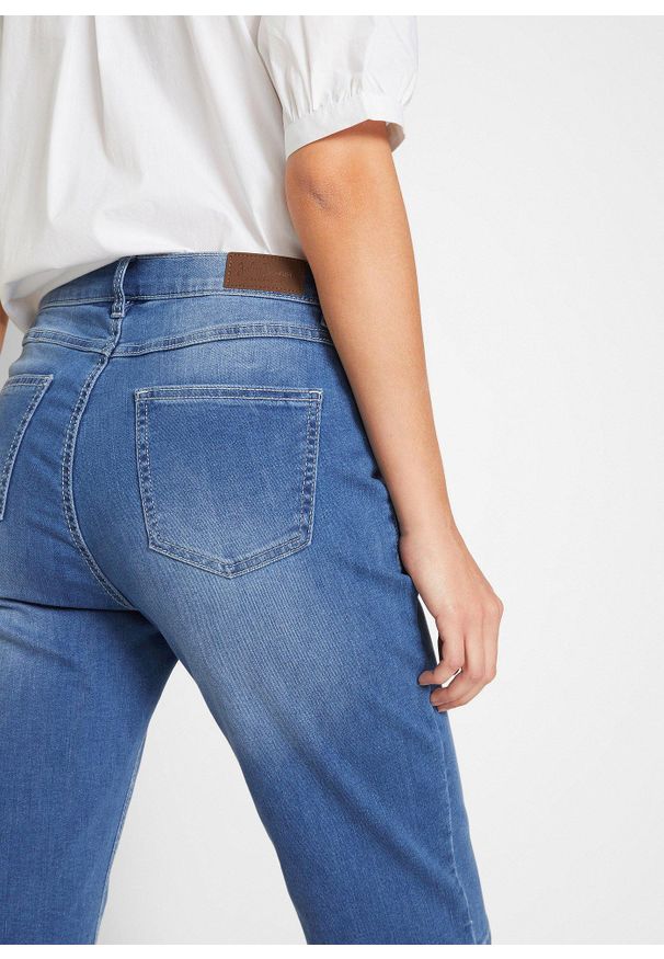 bonprix - "Bermudy dżinsowe ""komfort-stretch""". Kolor: niebieski. Styl: klasyczny