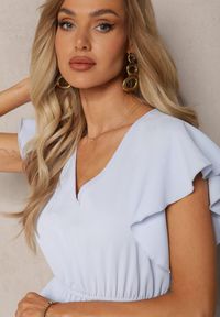 Renee - Jasnoniebieska Rozkloszowana Sukienka z Plisami Maxi z Falbankami przy Ramionach Nethula. Typ kołnierza: kołnierz z falbankami. Kolor: niebieski. Materiał: materiał. Typ sukienki: plisowane, rozkloszowane. Długość: maxi #3
