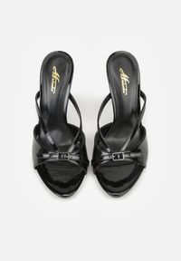 Born2be - Czarne Lakierowane Klapki na Szpilce Zdobione Paskami i Klamerką Hemdithas. Okazja: na co dzień. Kolor: czarny. Materiał: lakier. Wzór: aplikacja. Obcas: na szpilce. Styl: wizytowy, casual #6