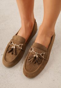 Born2be - Ciemnobeżowe Mokasyny VICES z Modnymi Chwostami z Imitacji Zamszu z Wkładką z Naturalnej Skóry Calirea. Okazja: na co dzień, do pracy. Kolor: beżowy. Materiał: skóra, zamsz. Wzór: aplikacja. Styl: casual, klasyczny, elegancki #7