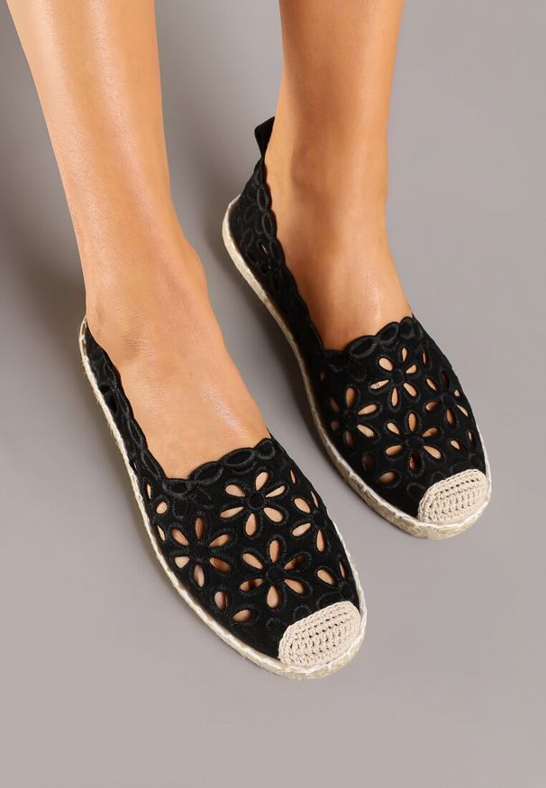 Renee - Czarne Espadryle Vices Ozdobione Ażurowym Wzorem i Ozdobną Plecionką Arivosa. Okazja: na co dzień. Kolor: czarny. Wzór: aplikacja, ażurowy. Obcas: na płaskiej podeszwie. Styl: casual
