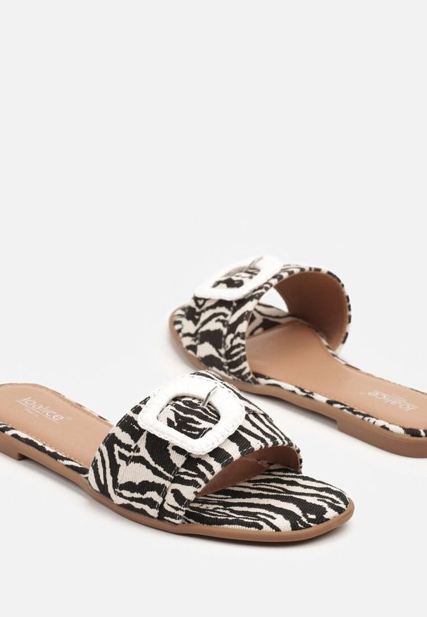 Born2be - Biało-Czarne Klapki w Zeberkę z Ozdobną Klamrą Katilissa. Okazja: na co dzień. Kolor: biały. Styl: elegancki, casual