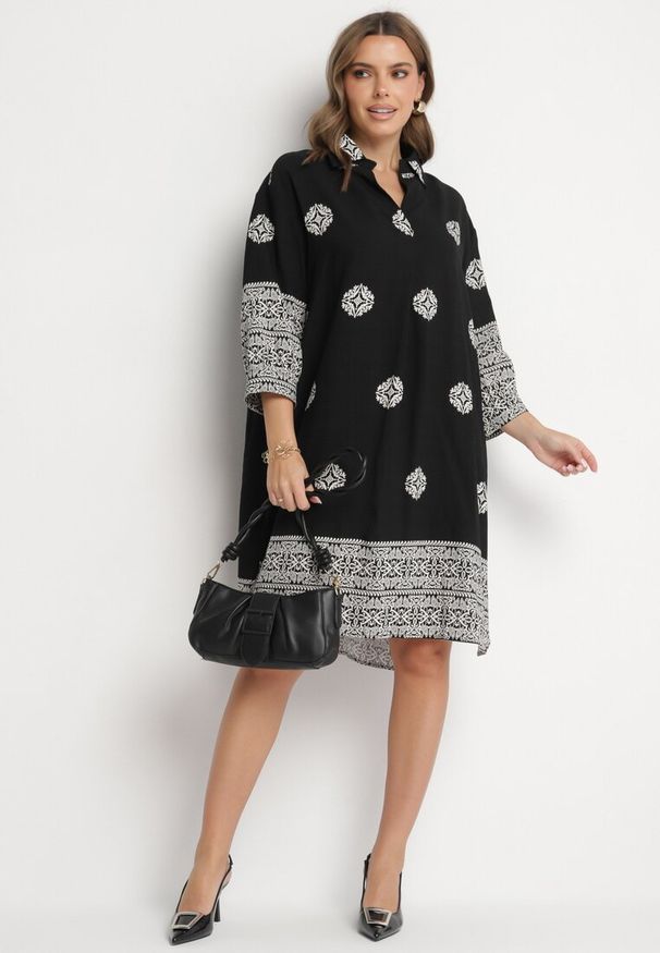 Born2be - Czarna Wiskozowa Sukienka Ozdobiona Geometrycznym Wzorem Nalanessa. Okazja: na co dzień. Kolor: czarny. Materiał: wiskoza. Wzór: geometria, aplikacja. Styl: casual, klasyczny, elegancki. Długość: mini