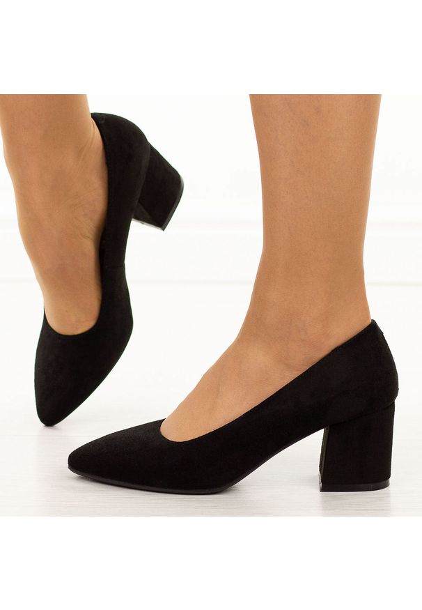 Czarne zamszowe czółenka damskie Sergio Leone Pb411 Mic. Kolor: czarny. Materiał: zamsz. Obcas: na obcasie