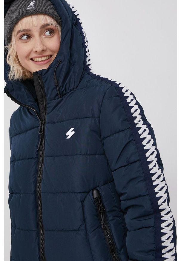 Superdry Kurtka damska kolor granatowy zimowa. Kolor: niebieski. Materiał: materiał. Sezon: zima