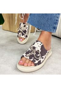 Beżowa krowa skórzane klapki damskie na platformie T.Sokolski 154. Kolor: beżowy. Materiał: skóra. Wzór: aplikacja. Sezon: wiosna, lato. Obcas: na platformie. Styl: klasyczny #1