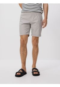 Reserved - Bawełniane szorty regular - jasnoszary. Kolor: szary. Materiał: bawełna #1