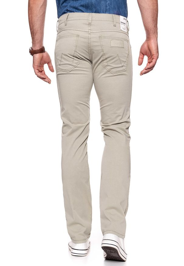Wrangler - WRANGLER SPODNIE MĘSKIE GREENSBORO CAMEL WASHED W15QMM49J 112126986. Materiał: materiał