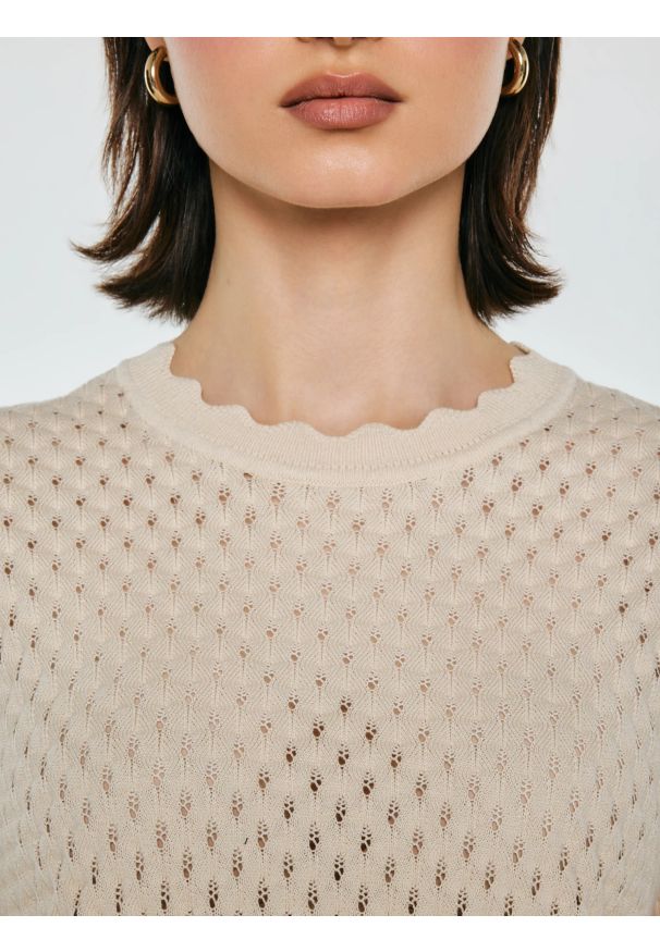 Big-Star - sweter damski ażurowy z krótkim rękawem perłowy diona 103. Okazja: na co dzień. Kolor: kremowy. Materiał: bawełna, tkanina, denim, dzianina. Długość rękawa: krótki rękaw. Długość: krótkie. Wzór: ażurowy. Styl: casual, klasyczny