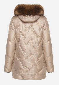 Born2be - Beżowa Pikowana Kurtka z Kapturem i Odpinanym Futerkiem Sagisia. Okazja: na co dzień. Typ kołnierza: kaptur. Kolor: beżowy. Materiał: futro. Długość rękawa: długi rękaw. Długość: długie. Styl: casual, elegancki #4